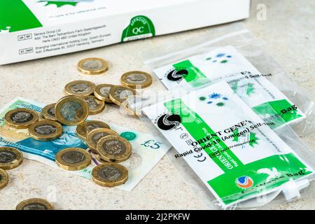 LONDON, Großbritannien - 03. APRIL 2022: Seit März 31. sind die kostenlosen Covid-19-Tests in England unter der Politik von`Leben mit Covid beendet. Laterale Flo Stockfoto